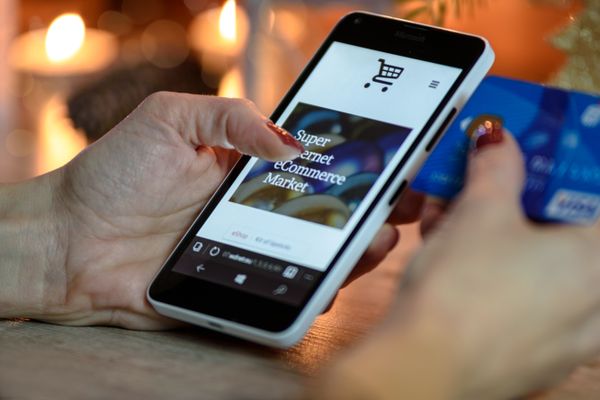 E-commerce customer support with live chat